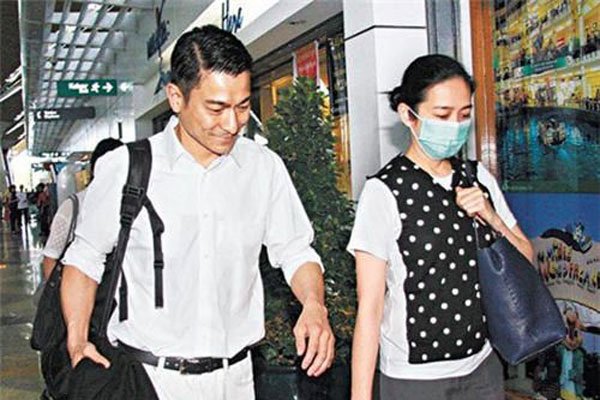 刘德华浑家是什么样的人 以地下女友的身份伴共着他