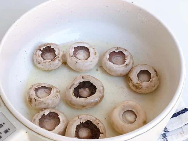 口蘑里面有一圈黑色绒毛能吃吗（口蘑里面黑色能吃吗）