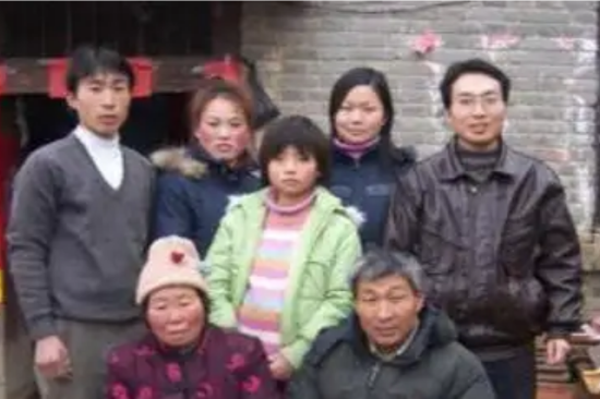 005感动中国十大人物洪战辉（18年前那个带着妹妹上大学，感动全中国洪战辉，后来怎么样了）"