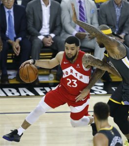 ​篮球-NBA季后赛总决赛第四场：猛龙胜勇士