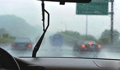 ​冬天车内前挡风玻璃有水珠怎么办