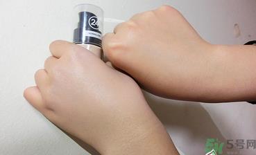 粉底液可以直接涂脸上吗？粉底液用什么上妆最好？