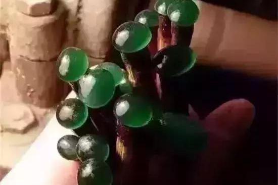888万的翡翠原石，切出帝王绿货主却悲哀不已，赌石到底赌什么？