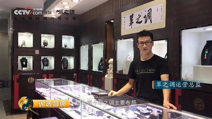 888万的翡翠原石，切出帝王绿货主却悲哀不已，赌石到底赌什么？
