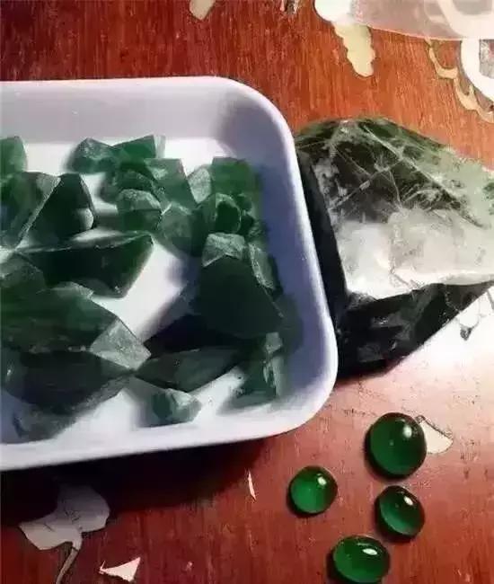 888万的翡翠原石，切出帝王绿货主却悲哀不已，赌石到底赌什么？