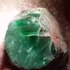 ​888万的翡翠原石，切出帝王绿货主却悲哀不已，赌石到底赌什么？