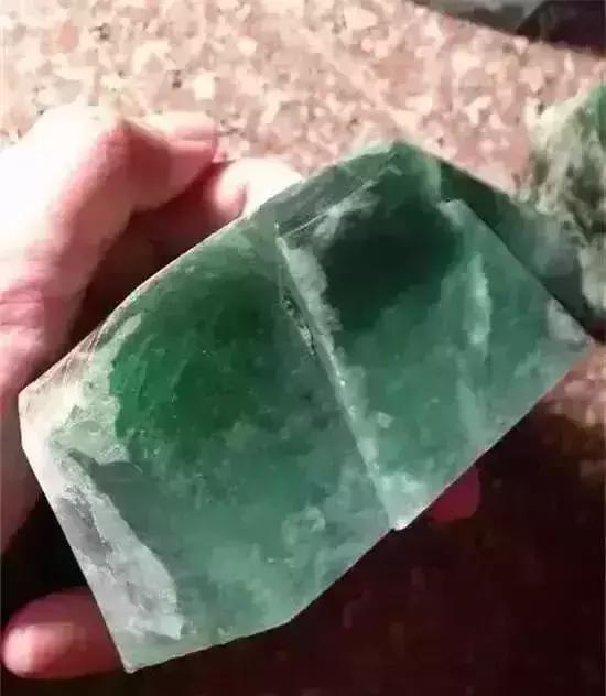 888万的翡翠原石，切出帝王绿货主却悲哀不已，赌石到底赌什么？