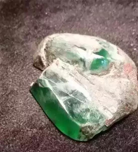 888万的翡翠原石，切出帝王绿货主却悲哀不已，赌石到底赌什么？