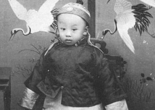 溥仪一生为何不能生育？小时候被宫女玩弄，令他后半生幸福被剥夺