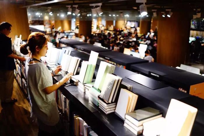 重庆“网红书店”扎堆，书店变成打卡胜地是本末倒置吗？