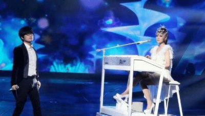 ​还记得玖月奇迹王小玮吗？穿连体裤勾出“多肉”性感身材，太美了