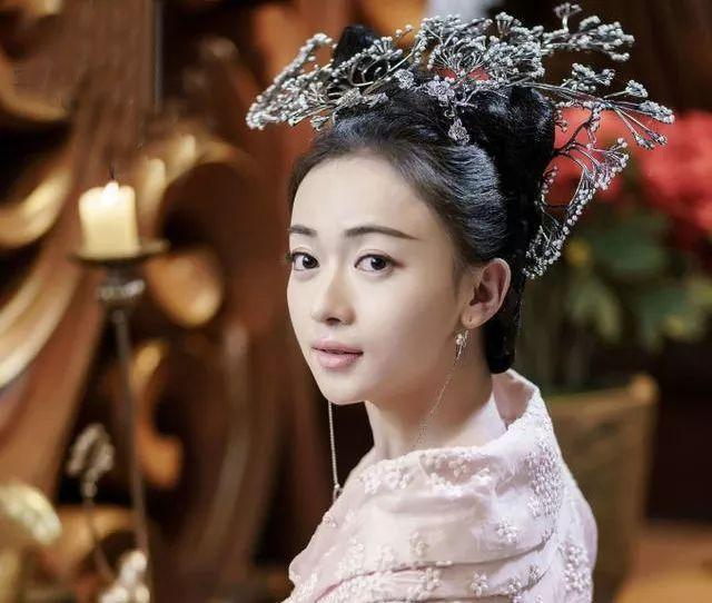 两代“令妃”同台，28岁吴谨言PK53岁娟子！粉丝：娟子更美