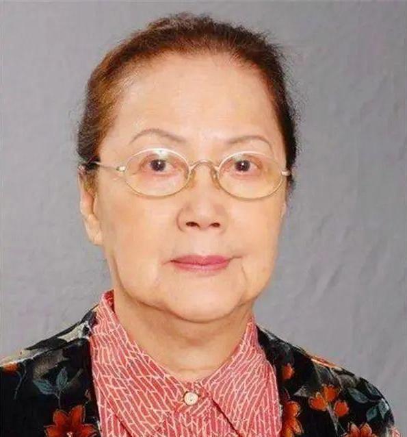 82岁老戏骨夏萍，遭儿女抛弃独居24年，晚年在养老院悲惨离世