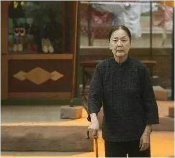 82岁老戏骨夏萍，遭儿女抛弃独居24年，晚年在养老院悲惨离世