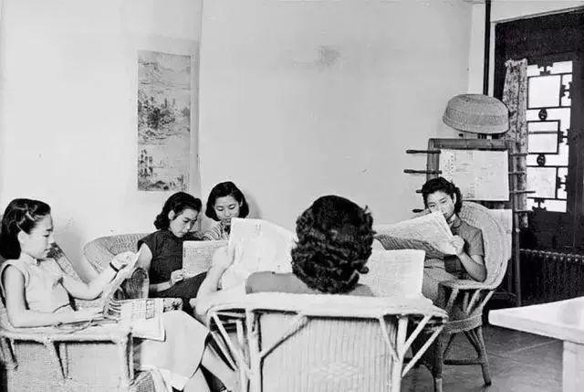 民国的女大学生，身着旗袍，图七的女大学生上学还带了玩具