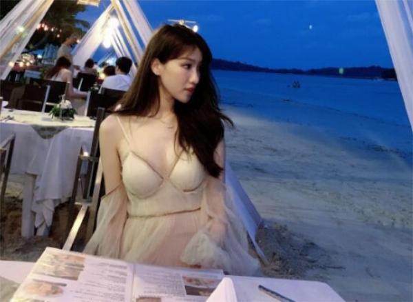 郭艾伦女友独自海边度假晒美照，好身材引热议：不输孙悦妻子陈露