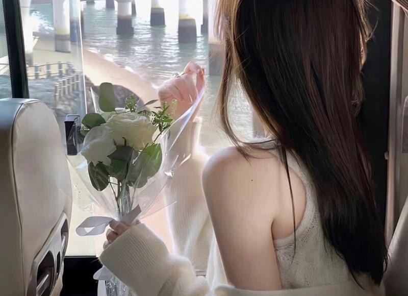 女人这5个表现其实是在向你表白(女生问你这4个问题暗示你表白)