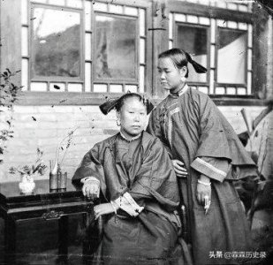 ​清末贵族女子老照片，手拿烟枪的贵妇，气势十足的夫人