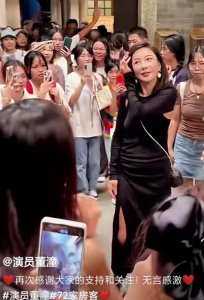 ​广东知名女星移居加拿大，昨日罕见回国现身，48岁的她风韵犹存