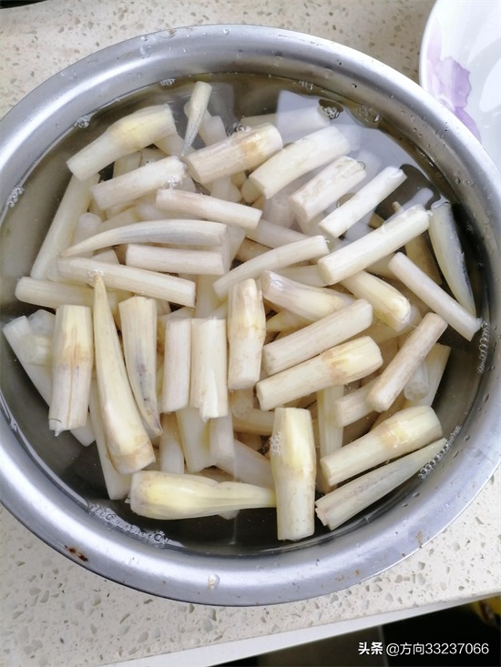时令小菜自制：酸辣藕尖。