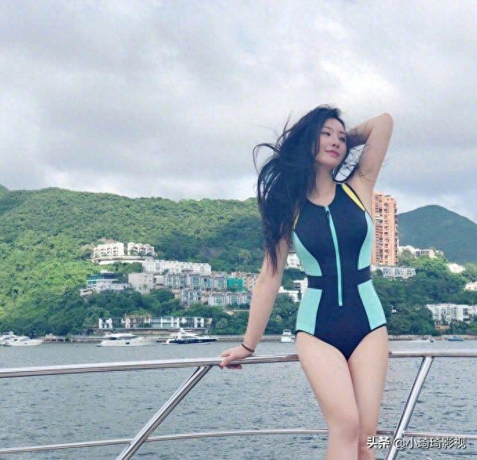 性感美女柳岩，海上比基尼秀身材