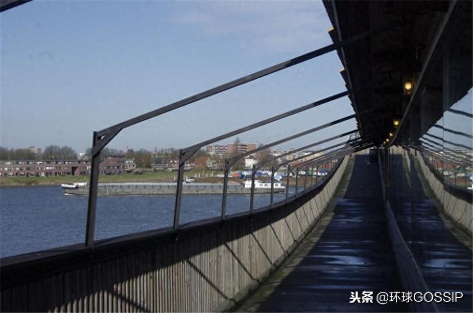 荷兰富翁巨资建造真实大小诺亚方舟，前进靠拖船，费用近千万
