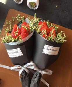 ​草莓花束制作方法 送草莓花束有双重寓意哦