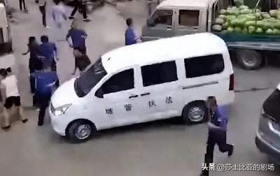 ​“瓜农刺死城管”案再开庭：王爱武患精神病缺席，城管家属提赔偿
