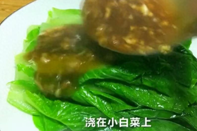 蚝油炒白菜家常做法，颜色翠绿，好吃入味，几分钟就可上桌
