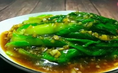 ​蚝油炒白菜家常做法，颜色翠绿，好吃入味，几分钟就可上桌
