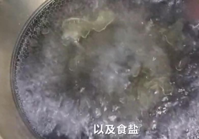 蚝油炒白菜家常做法，颜色翠绿，好吃入味，几分钟就可上桌