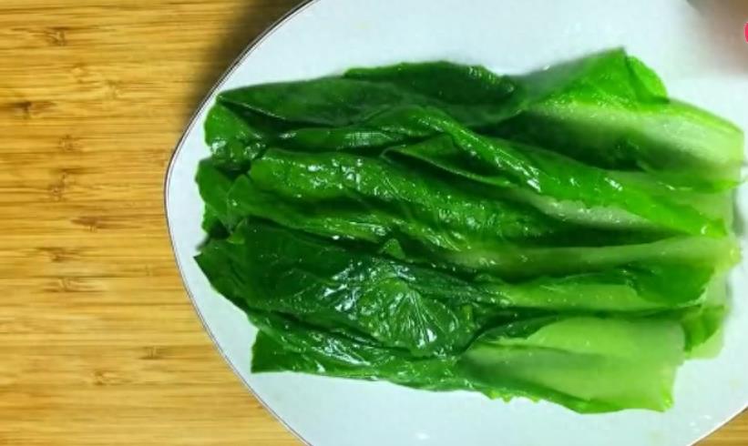 蚝油炒白菜家常做法，颜色翠绿，好吃入味，几分钟就可上桌