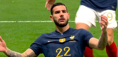 ​世界杯决赛， 法国队来了！一场2-0踢出84年神迹，对手女球迷哭了