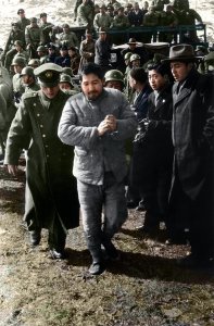 ​“百人斩”主犯向井敏明和野田岩被押往刑场，两腿发软，面如死灰