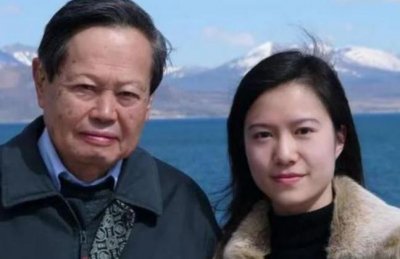 ​99岁杨振宁全家福曝光，一家其乐融融，最小的女儿比妻子还大