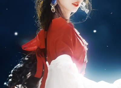 ​一男子用手量陌生女子的身高，女子卸下皮包想收拾他，他撒腿就跑