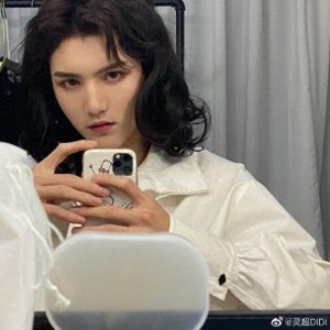 ​灵超发长卷发搞怪照和粉丝过情人节，五官深邃清秀十足