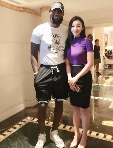 NBA最前线美女主持张曼源给你带来NBA最新消息
