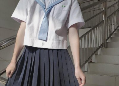 ​《表白不认识的女生情书》穿着校服逛酒吧oの背着书包闯天下o提供