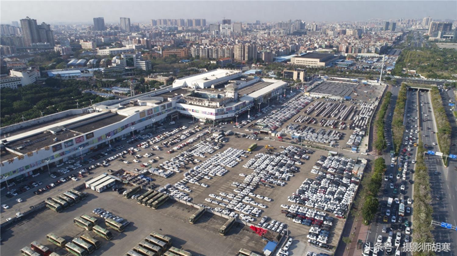 5号停机坪快成巨型停车场，昔日这可是广州国际机场哦