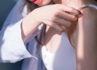 ​初次牵手的正确姿势（女生不会拒绝的6个牵手小技巧）