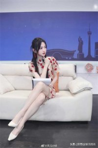 ​KPL解说灵儿美腿吸睛，人间极品魅力四溢！