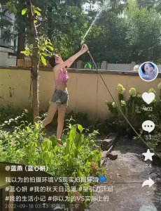 ​蓝燕光脚拍写真！穿挂脖背心短裤大秀身材，32岁皮肤白皙似少女