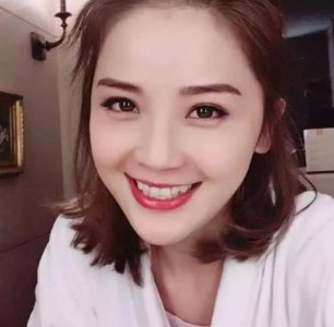 ​韩国IU鼻子塌为何还那么好看，塌鼻子的集美学起来，胜过整容