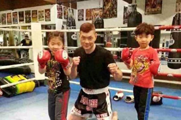 “世界拳王”59岁周比利生活近照曝光，11岁学习功夫，今甘做配角30余年
