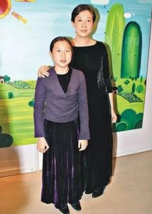 ​“小龙女”吴卓林：被父亲成龙嫌弃，被母亲吴绮莉虐待
