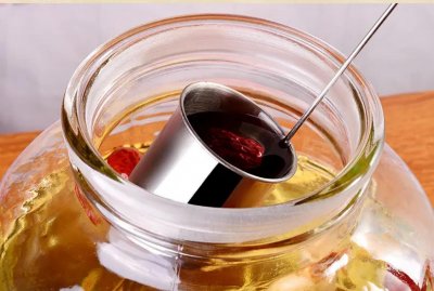 ​蛇酒变蛇尸酒！8条毒蛇泡酒22年，喝了一杯后中毒，怎么这么毒？