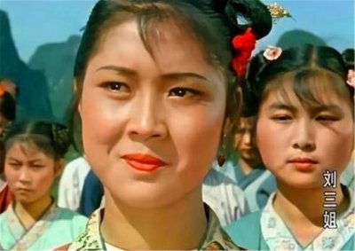​靠捡漏“刘三姐”成名的黄婉秋，后来嫁小6岁老公，近况如何？