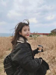 ​IU身高只有162cm，衬衫搭配高腰裤，塞进裤子居然更显高！