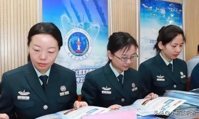 ​军队文职的工资有多高？在职人员晒出“收入”，网友直呼：真香